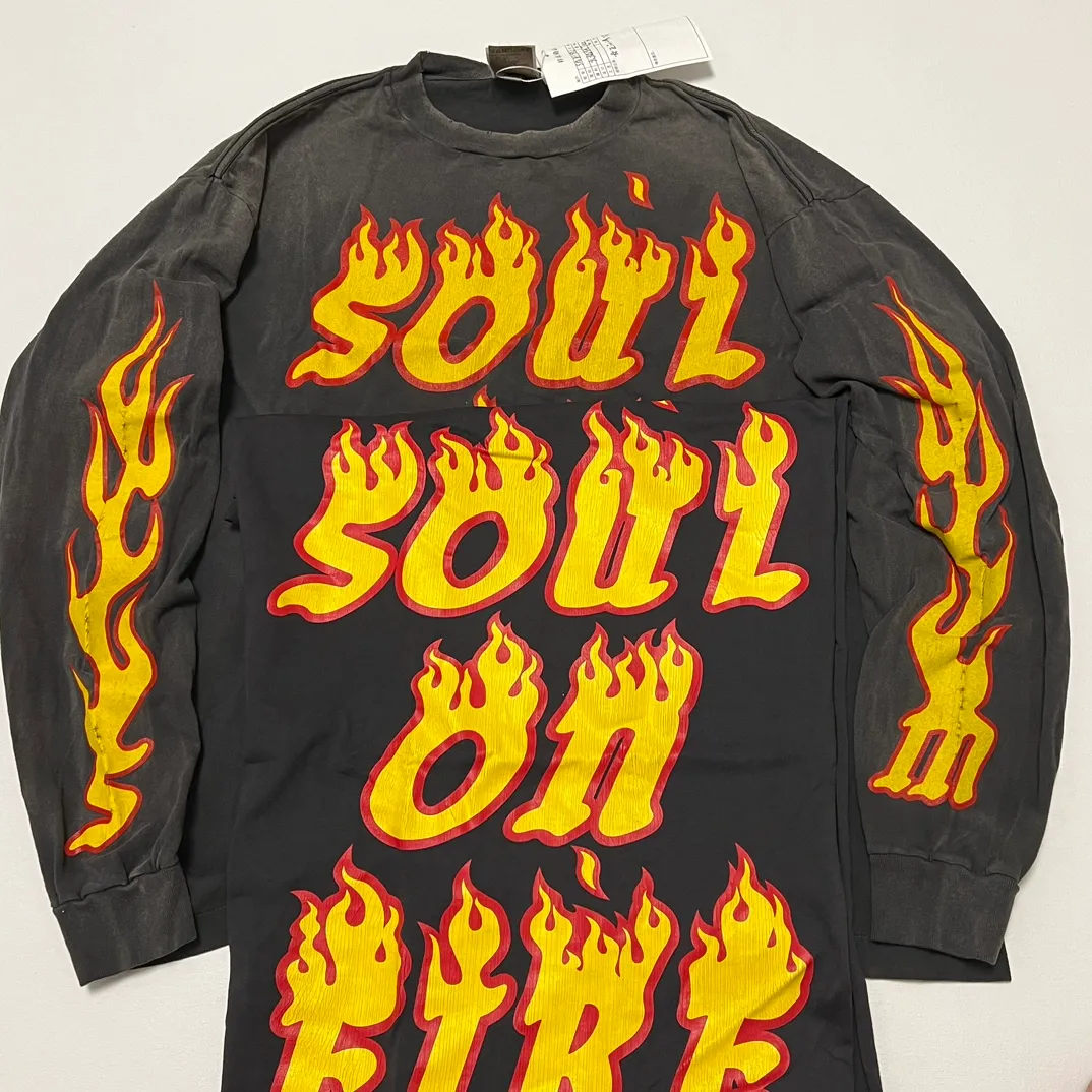 Authentic sample. Don’t buy products made from pictures. SAINT Mxxxxxx LS TEE/SOUL ON FIRE/BLK Soul Flame/Flame Long Sleeve. Washed Black S-XL. Look for cylindrical fabrics without side seams. Don’t buy open-width ones anymore. It’s boring.
